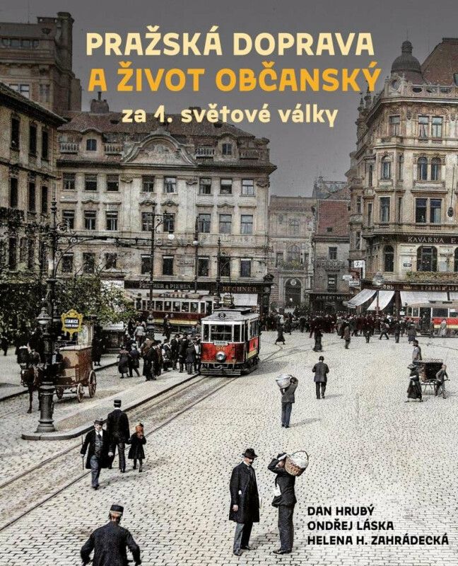 Kniha nabízí v mnoha případech dosud neznámé fotografie a nepublikované dokumenty. Není určena jen fanouškům dopravy, ale především zájemcům o dějiny Prahy a historii obecně. | Foto: Aktuálně.cz / Pražské příběhy