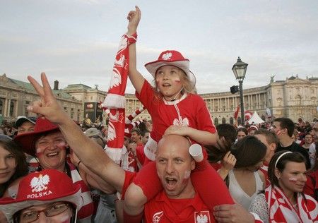 Malá polská fanynka se raduje. Reprezentanti její země ovšem své vedení nad Rakouskem neudrželi. | Foto: Reuters