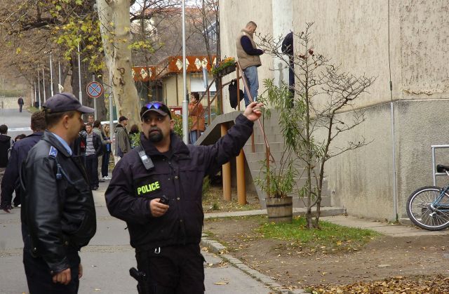 Policisté před budovou v Pécsi, kde student vraždil. | Foto: Reuters