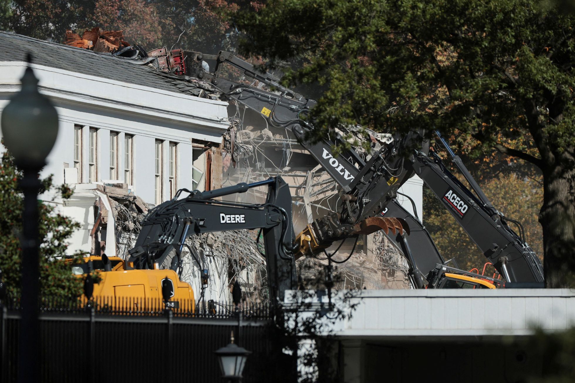 "Proč jste nic neřekl?" Trump čelí kritice za demolici východního křídla Bílého domu