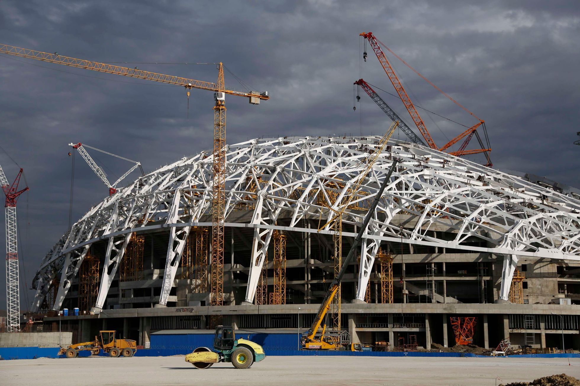 Строительство стадионы россии. Стройка Олимпийских объектов в Сочи. Сочи Олимпийский стадион стройка. Фишт стройка.