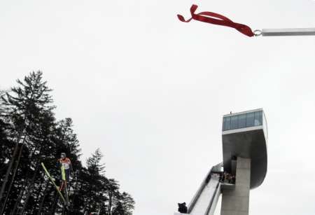 Ve čtvrtek se skákalo i za velkého větru. Svůj tréninkový pokus však neuskutečnily více než dvě třetiny závodníků | Foto: Reuters