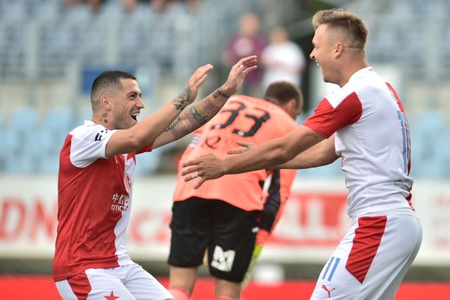 1. kolo Fortuna:Ligy 2020/21, České Budějovice - Slavia: Nicolae Stanciu a Stanislav Tecl slaví gól. | Foto: ČTK