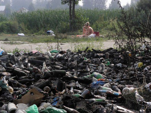 Požár v Rusku vznikne snadno. Zbytek ohořelých odpadků u jezera v Kupavně. | Foto: Jiří Just