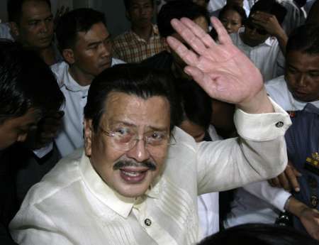 Joseph Estrada zdraví své příznivce před budovou soudu v manilské městské části Quezon City | Foto: Reuters