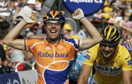 Španěl Oscar Freire se raduje z etapového prvenství v pátém pokračování Tour de France. | Foto: Reuters