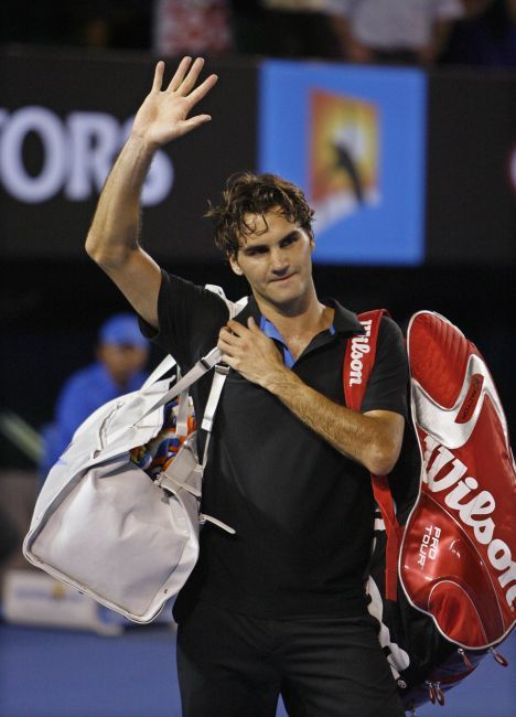 Poražený Federer opouští hřiště. Melbourne, Austrálie | Foto: Reuters