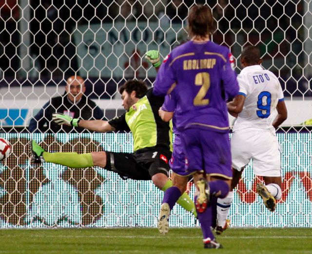 V Itálii v neděli přišel o vedení v lize Inter Milán, i když v sobotu ve  Florencii krátce před koncem díky gólu Eto´a vedl. | Foto: Reuters