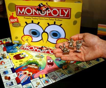 Výrobce Hasbro představil inovovanou verzi oblíbené hry Monopoly. Retro hračky se zkrátka vracejí do módy | Foto: Reuters