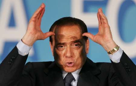 Italský premiér Silvio Berlusconi je vlastníkem televizní společnosti Mediaset. Na obrazovkách se tak objevuje téměř denně. | Foto: Reuters