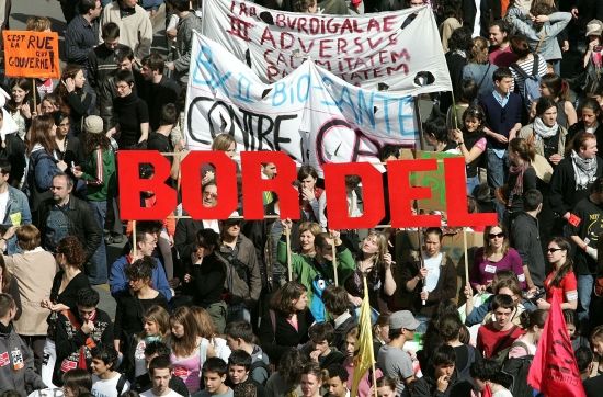 Je to "bordel", hlásají odpůrci nové pracovní smlouvy na dnešní demonstraci v Bordeaux | Foto: Reuters