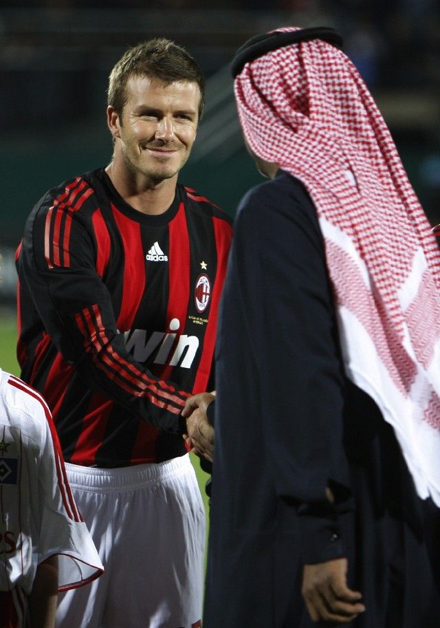 David Beckham si před svým prvním zápasem za AC Milán potřásal rukou s dubajskými šejky. | Foto: Reuters