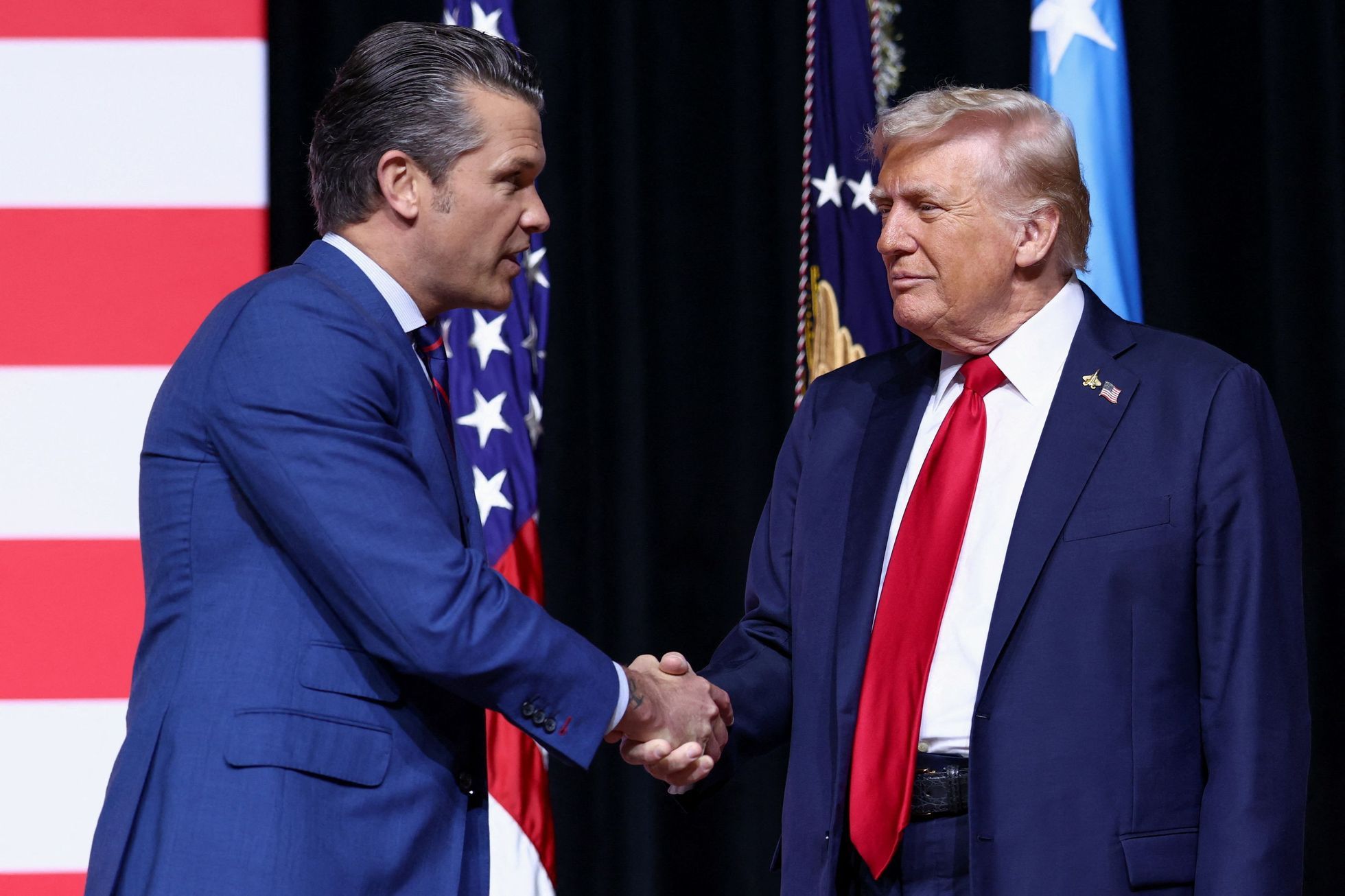 Setkání v Quantiku: Trump mluvil o míru, ministr Hegseth zkritizoval tlusté generály