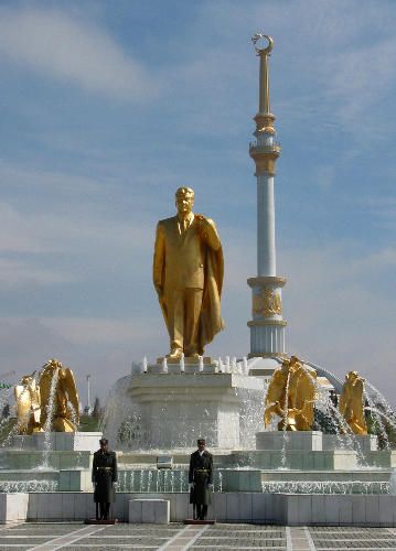 Zlatá socha turkmenského prezidenta na náměstí v Aškabadu | Foto: Aktuálně.cz