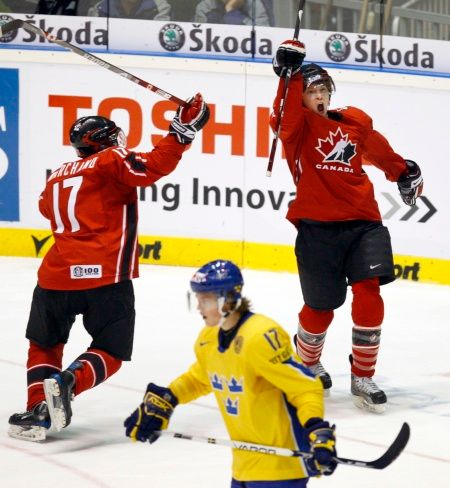 Brad Marchand a Claude Giroux slaví gól Kanaďanů ve finále MSJ 2008. | Foto: Reuters