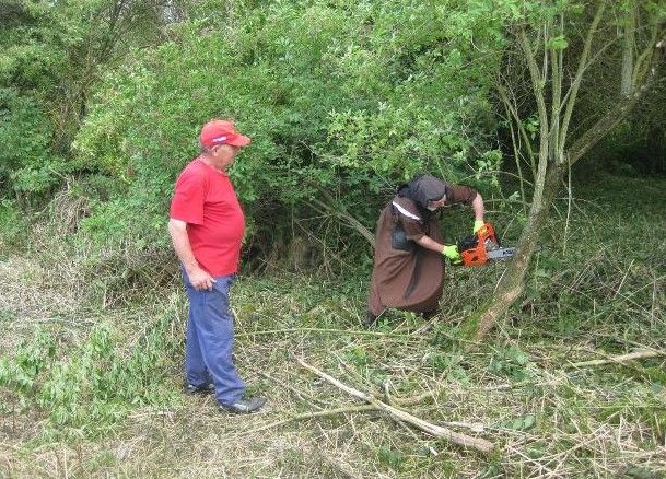 Pozemek byl zarostlý od různých náletů dřevin a nebyly jasné jeho hranice. Během brigád tak lidé mohli vidět sestry s motorovou pilou... | Foto: karmeldrasty.eu