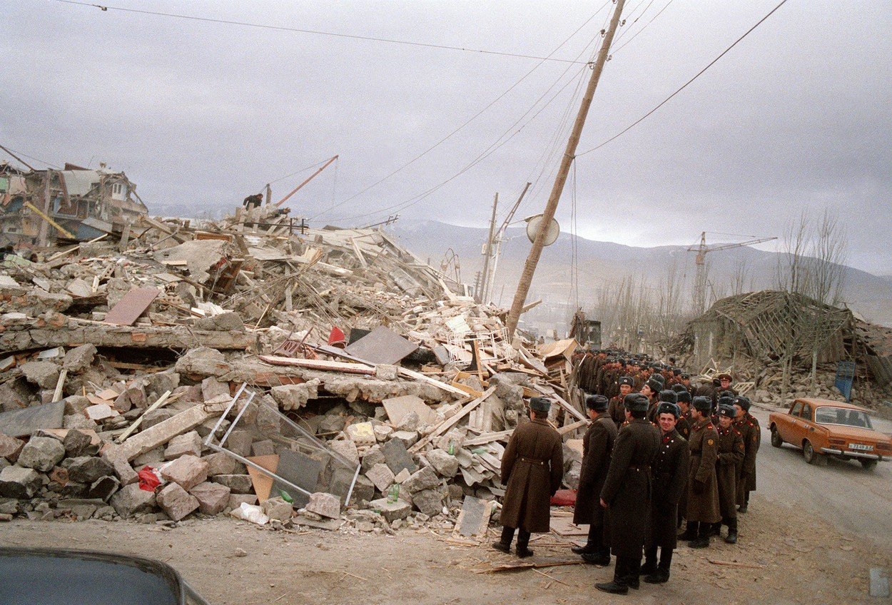В каком году было сильное землетрясение. Землетрясение в Армении 1988 Ленинакан. Степанаван Армения землетрясение 1988. Землетрясение в Спитаке в Армении 1988.