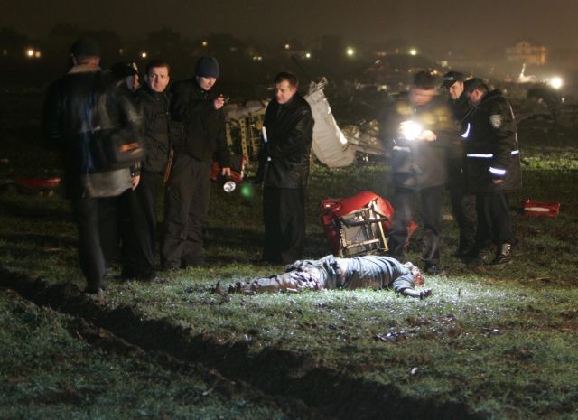 Policejní vyšetřovatelé na místě havárie českého charterového letadla poblíž ukrajinského Kyjeva | Foto: Reuters