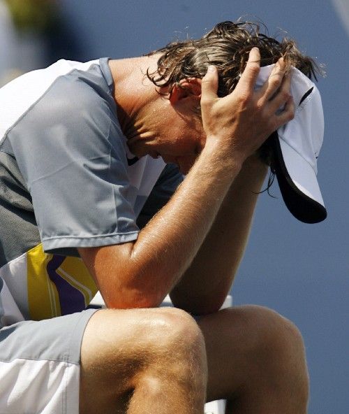 Český tenista Tomáš Berdych poté, co musel kvůli zdravotním potížím vzdát zápas čtvrtého kola US Open proti Andy Roddickovi. | Foto: Reuters