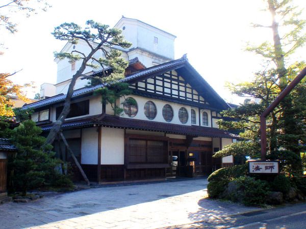 NEJSTARŠÍ: Hoshi Ryokan - Japonsko Komatsu, japonské město v prefektuře Ishikawa, je místem, kde se nachází nejstarší hotel na světě. Starý ,,ryokan" - typ tradičního japonského hostince, byl založen v roce 718 a je nejstarší nepřetržitě působící firmou na světě. Již po 46 generací je hotel provozován jednou rodinou. Hotel má 100 pokojů v japonském stylu, soukromou rezidenci a venkovní termální lázně. Hosté jsou vždy přivítáni tradičním čajovým obřadem. | Foto: wikimedia