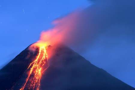 Sopka Mayon, ležící asi 325 kilometrů jihovýchodně od metropole Manily, je nejaktivnější ze 22 činných vulkánů na Filipínách | Foto: Reuters