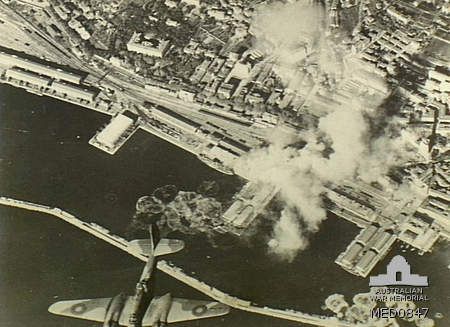 Bombardování přístavu v Rijece anglickým letectvem RAF. | Foto: Wikimedia Commons - httpcas.awm.gov.auitemMED0847, Public Domain