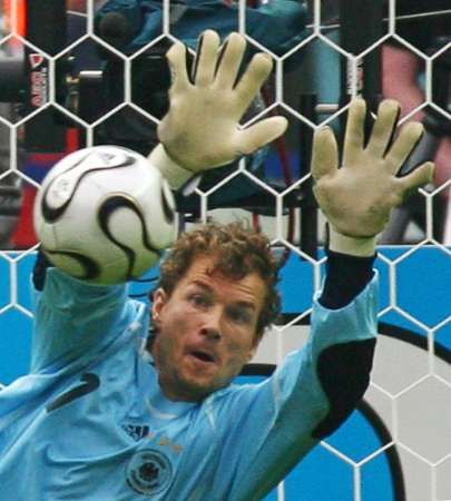 Německý brankář Jens Lehmann chytá Cambiassovu penaltu ve čtvrtfinálovém rozstřelu proti Argentině. | Foto: Reuters