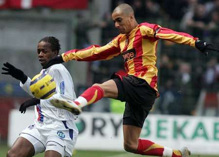 Benoit Assou Ekotto z Lensu (vpravo) bojuje o míč s lyonským Sydneym během zápasu první francouzské ligy. | Foto: Reuters