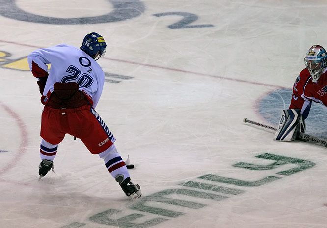 Jakub Klepiš (vlevo) měl ve druhé třetině velkou šanci, když najížděl zcela sám na ruského gólmana, jeho blafák ale nevyšel. | Foto: Tomáš Adamec, Aktuálně.cz