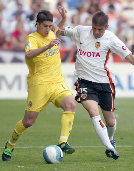 Joaquin bojuje o míč s Garciou během zápasu Villarrealu s Valnecií. | Foto: Reuters