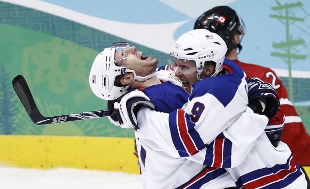 Kanada podlehla na olympijských hrách po padesáti letech USA. V repríze finále ze Salt Lake City Spojené státy vyhrály 5:3. | Foto: Reuters