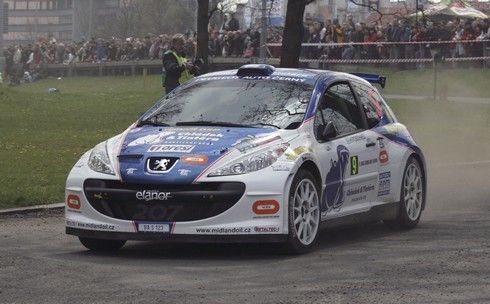 Druhý nejrychlejší čas zajela na šest kilometrů dlouhé " sadové" trati kolem fotbalového stadionu posádka Josef Peták s Alenou Benešovou na Peugeotu 207 | Foto: Jiří Pirník