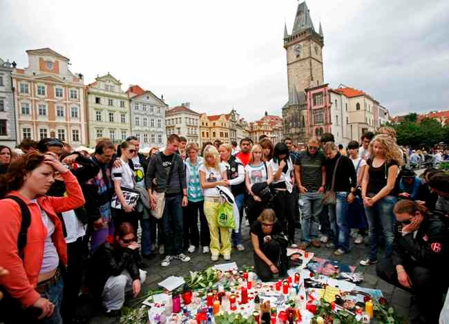 Fanoušci Michaela Jacksona se loučí s králem popu na Staroměstském náměstí v Praze | Foto: Reuters