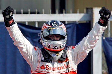 Jezdec McLarenu Fernando Alonso po vítězství na Velké ceně Itálie v Monze. | Foto: Reuters