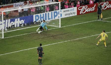 Ukrajinec Oleg Husev dává rozhodující penaltu do sítě švýcarského gólmana Pascala Zuberbühlera. | Foto: Reuters