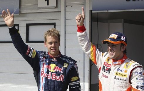 Fernando Alonso a Sebastian Vettel zdraví fanoušky po kvalifikaci na Velkou cenu Maďarska | Foto: Sport