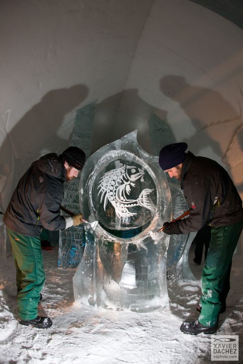 Ledové kry ovšem neslouží jen na výrobu skleniček. Sochají se z nich ledové artefakty. | Foto: Xdachez.com / Hotel de Glace