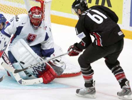 Kanaďan Rick Nash se snaží překonat slovenského gólmana Jaroslava Haláka. | Foto: Reuters