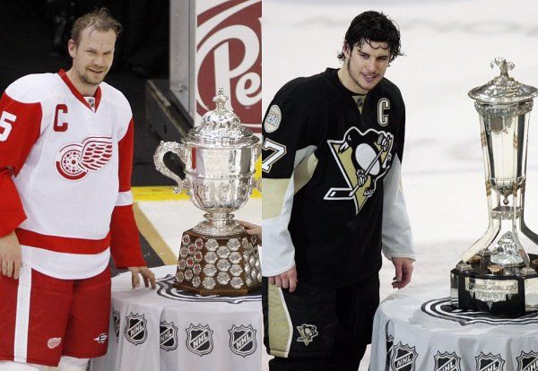 Finalisté Stanley Cupu: detroitský kapitán Nicklas Lidström s trofejí pro vítěze Západu a pittsburghský kapitán Sidney Crosby s trofejí pro vítěze Východu. | Foto: Reuters