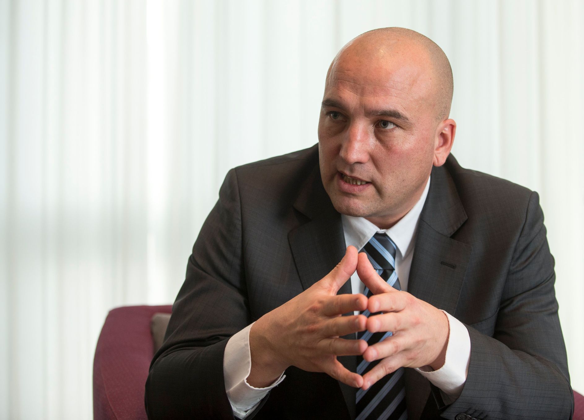 Záhadné lety pro Motol mají dohru: šéf VZP nařídil okamžitou revizi