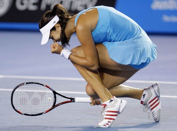 Srbka Ana Ivanovičová slaví semifinálové vítězství na Australian Open nad Slovenkou Danielou Hantuchovou. | Foto: Reuters