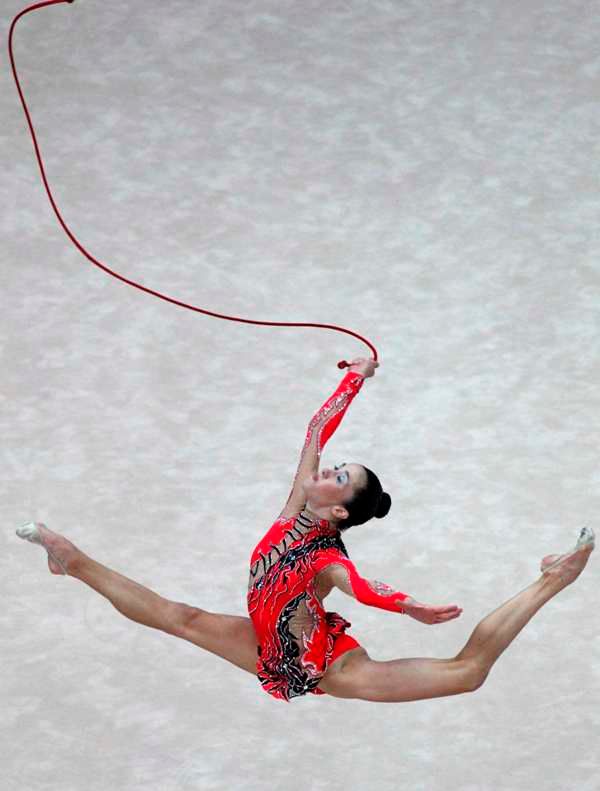 Izraelka Neta Rivkinová ukazuje, jak cvičit se švihadlem. | Foto: Reuters