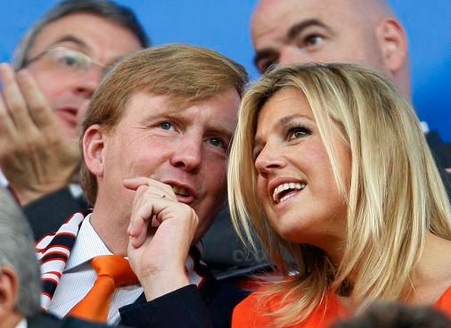 Nizozemský princ Willem Alexander a jeho žena princezna Maxima na fotbale proti Rusku | Foto: Reuters