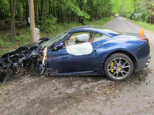 V květnu 2013 Jakub Voráček boural na Kladensku a na svém Ferrari California si způsobil třímilionovou škodu. Hvězda NHL jela příliš rychle a nedokázala včas a bezpečně zastavit, když před ním jedoucí nákladní vůz náhle zpomalil. "Aby se vyhnul střetu, řidič strhl řízení vlevo do protisměru, přičemž se bočně střetl s výše uvedeným nákladním vozidlem. Od tohoto se odrazil a vyjel mimo komunikaci, kde narazil do stromu a následně do sloupu telefonního vedení," uvedla policejní mluvčí Michaela Nováková. | Foto: Policie ČR