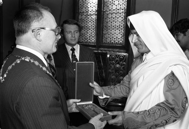 Muammar Kaddáfí převzal 22. června 1978 během návštěvy Staroměstské radnice z rukou primátora hlavního města Prahy Zdeňka Zusky symbolický klíč od bran města. | Foto: ČTK