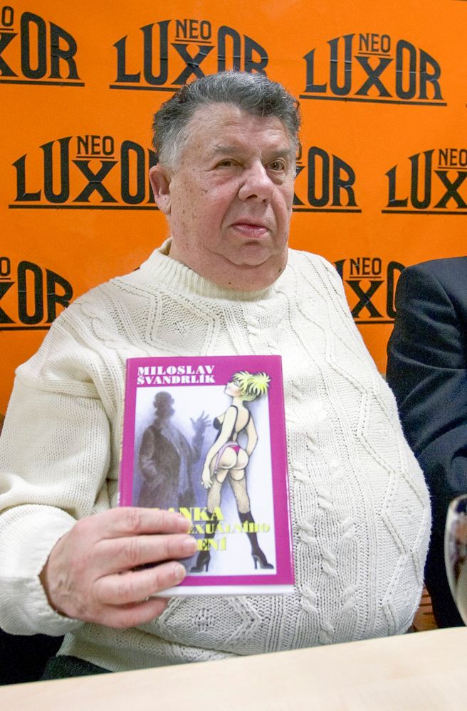 Miloslav Švandrlík představuje svou novou knihu "Blanka, oběť sexuálního harašení" na křtu v Paláci knih NeoLuxor, 8. prosince 2004. | Foto: ČTK