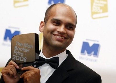 15. 10. - Booker Prize má zase gründerský příběh z Indie - Vítězem letošní prestižní Man Booker Prize se stal Aravind Adiga. Trofej za nejlepší anglicky psaný román a k tomu 50 tisíc liber získal hned za svůj debut The White Tiger.  Bílý tygr je příběhem syna rikši a zprávou o odvrácené straně ekonomického boomu. "Bezejmenný" chudák Balram se z vesnického prodavače čaje bez skrupulí dopracuje až k velkému podnikatelskému úspěchu - a autor to podle poroty podává "působivým, rozhořčeným i temně humorným" způsobem.  Další podrobnosti čtěte ve článku zde | Foto: Reuters