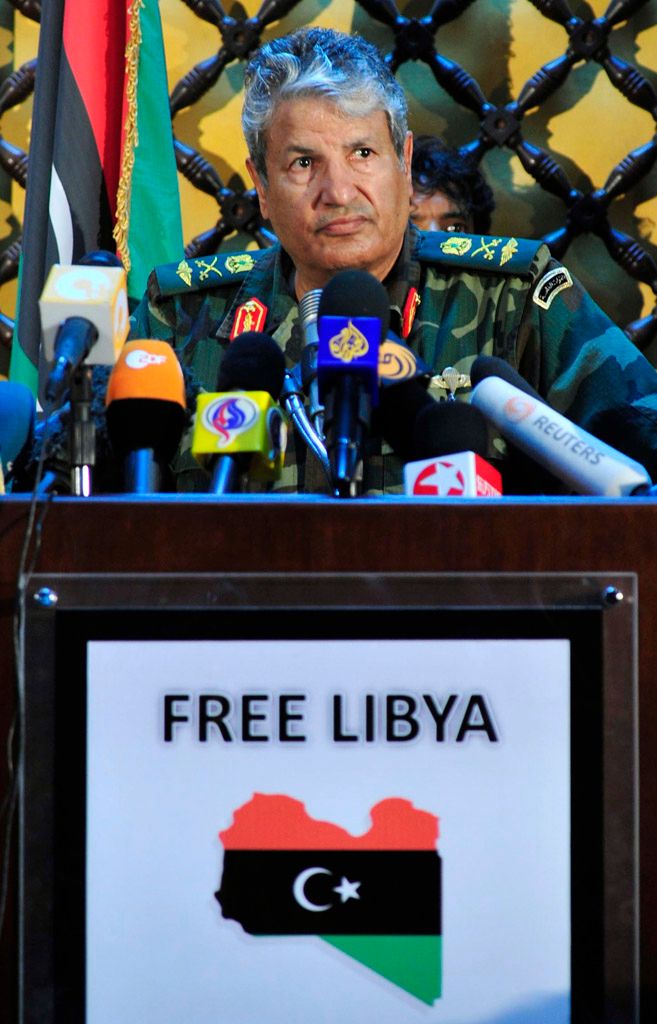 Zabitý vůdce vojenských operací libyjských rebelů Abdal Fatah Júnes na snímku z dubna. | Foto: Reuters