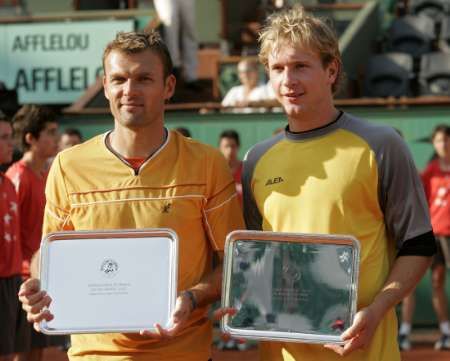 Lukáš Dlouhý spolu s Pavlem Víznerem po prohře ve finále čtyřhry Roland Garros | Foto: Reuters