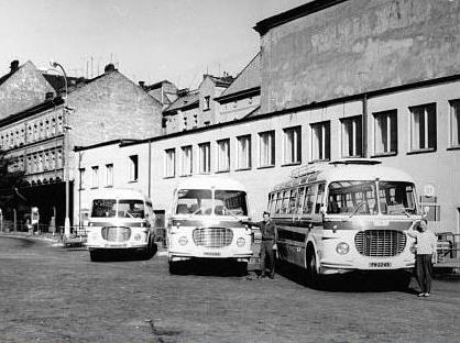 Autobusové areály dál od středu Prahy - ať už u vlakového nádraží v Holešovicích, na Černém Mostě, Roztylech, Zličíně, Na Knížecí na Smíchově nebo u metra Želivského - tak dnes slouží zejména příměstské dopravě a meziměstským linkám. (Florenc, 1948.) | Foto: BusPortal.cz